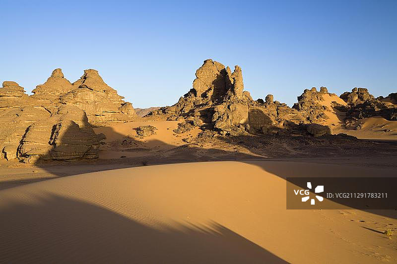 利比亚阿卡库斯山脉瓦迪阿维斯利比亚沙漠中的岩层图片素材