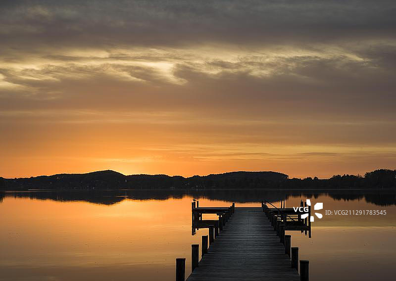 德国巴伐利亚沃尔特湖码头日出图片素材