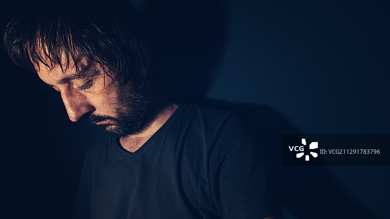 闭着眼睛的沮丧男人的侧面像，塞尔维亚诺维萨德图片素材