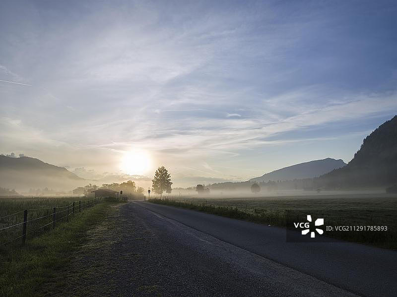 奥地利蒂罗尔州瓦尔湖漫滩上的晨雾图片素材