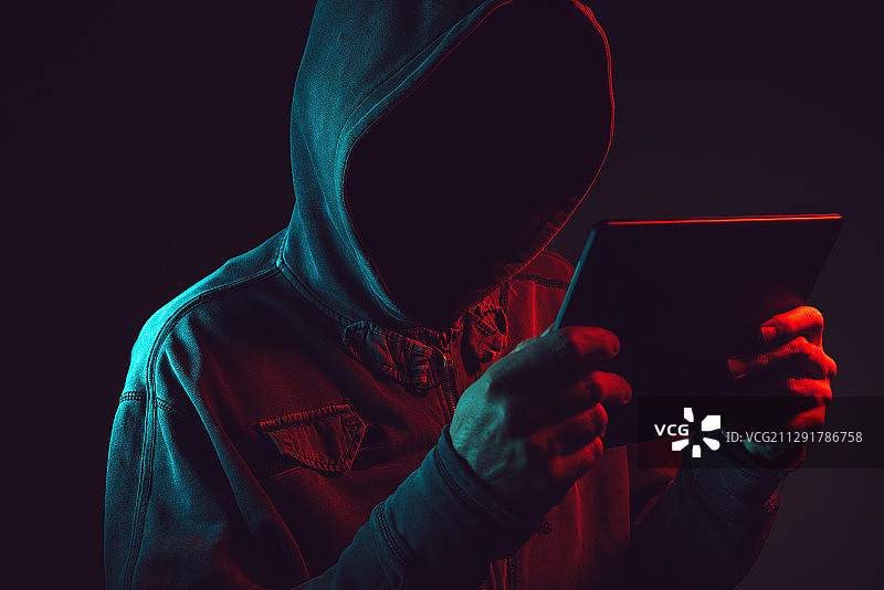 带有平板电脑的电脑黑客正面图，塞尔维亚诺维萨德图片素材