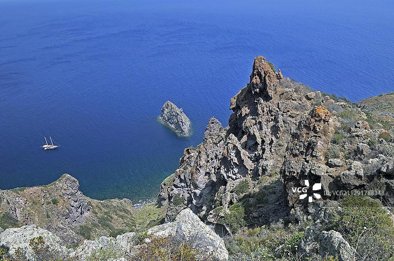 意大利西西里岛帕纳雷阿岛、伊奥利亚群岛或利帕里群岛悬崖旁的船只图片素材