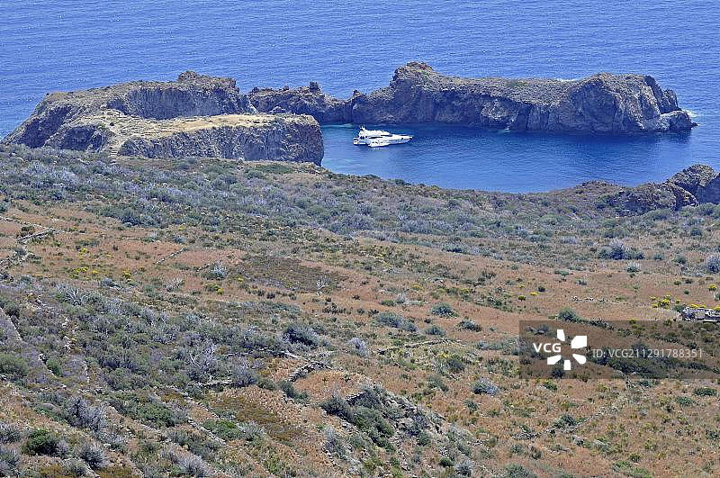 意大利西西里岛利帕里群岛帕纳雷阿岛海湾停泊的游艇图片素材