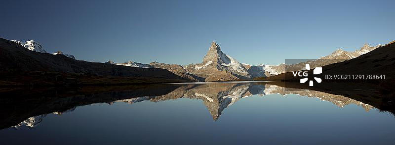 清晨采尔马特施泰利斯湖中马特宏峰的倒影，瓦莱州，瑞士，欧洲图片素材