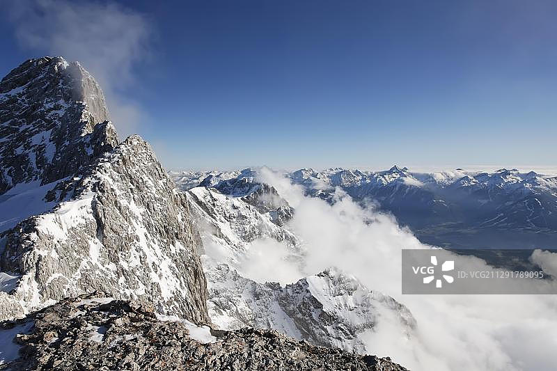 从奥地利施蒂利亚州拉姆绍的泽塔勒小屋看到的达赫施泰因山脉图片素材