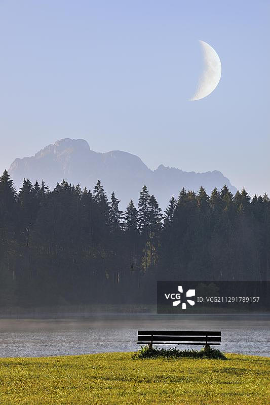 福尔根湖岸边的长椅，月色下的清晨，德国巴伐利亚阿尔高图片素材