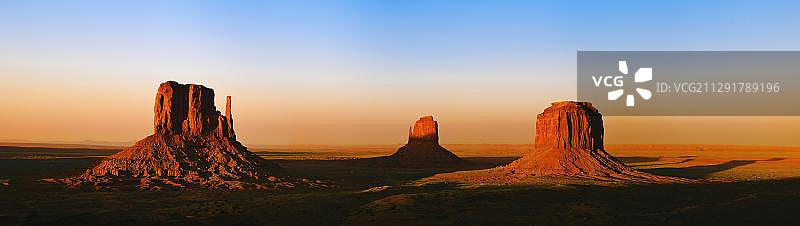 美国犹他州纪念碑谷西手套山、东手套山和梅里克山图片素材