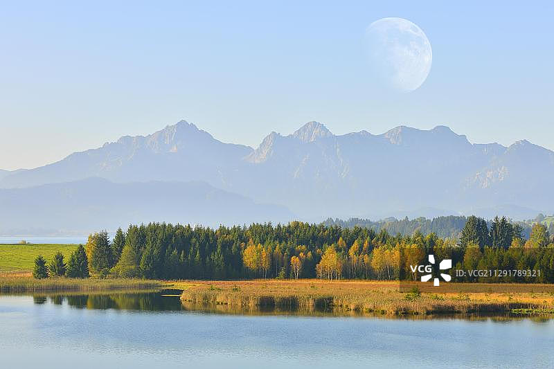 富森附近的福尔根湖，坦海姆山脉，德国巴伐利亚州东阿尔高图片素材