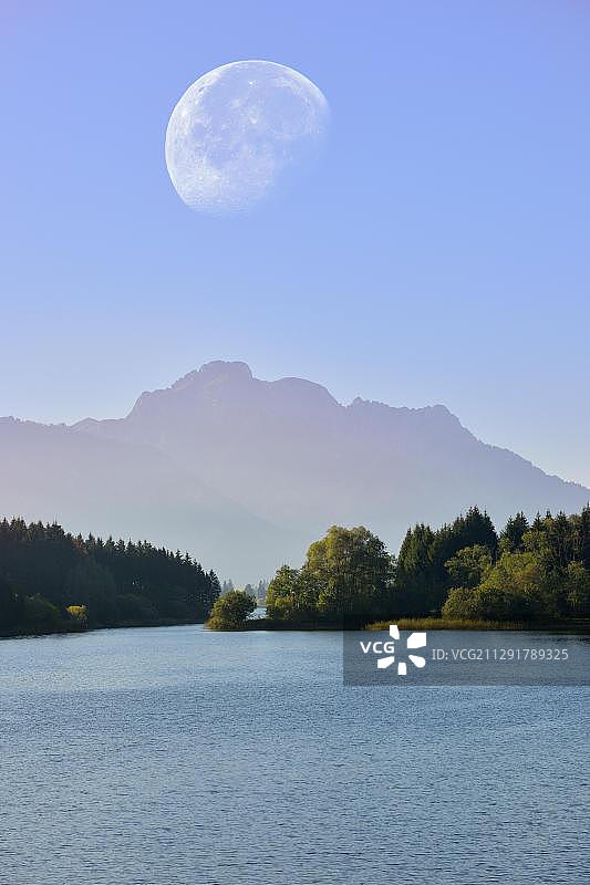 富森附近的福尔根湖，坦海姆山脉，德国巴伐利亚州东阿尔高图片素材