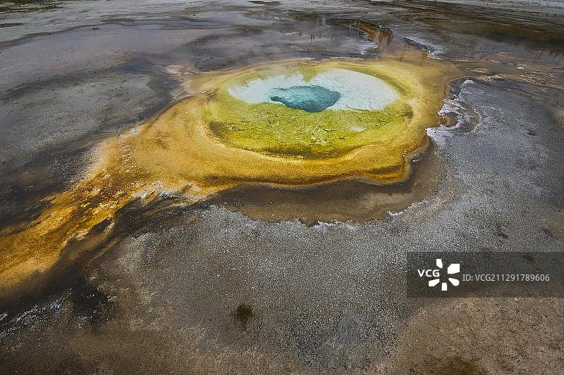 美国怀俄明州黄石国家公园老忠实地区的间歇泉图片素材