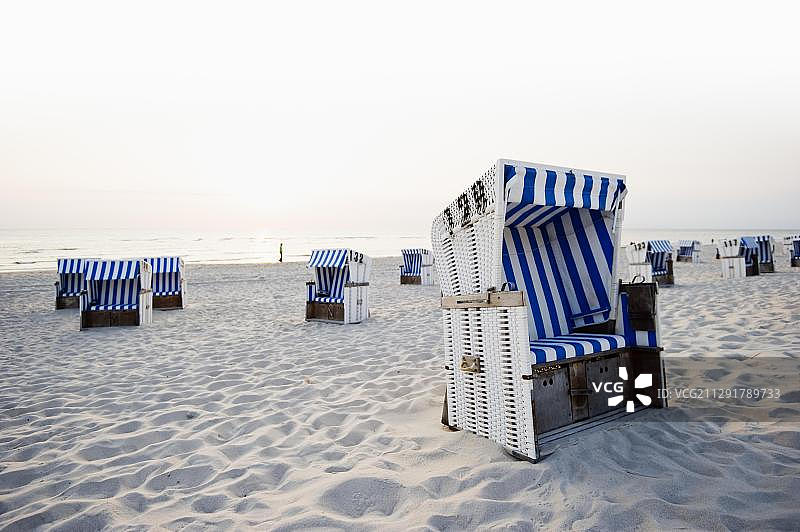 叙尔特岛韦斯特兰海滩上带屋顶的柳条沙滩椅，位于德国石勒苏益格-荷尔斯泰因州图片素材