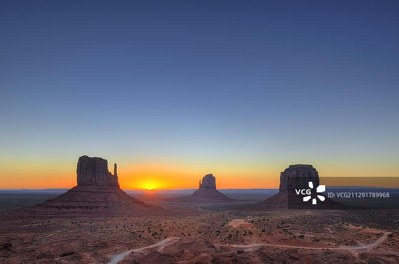 日出时分的纪念碑谷景色，位于美国亚利桑那州和犹他州图片素材