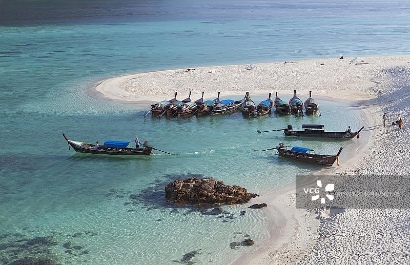 泰国丽贝岛日出海滩的白色沙滩图片素材