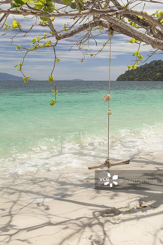 泰国达鲁岛海洋国家公园拉威岛海滩上的简单秋千图片素材