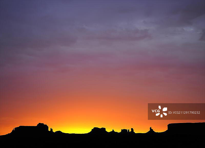 日出，黎明，台地，布里格姆墓，国王宝座，驿站马车，熊和兔子，城堡比尤特，大印第安人，哨兵台地，纪念碑谷，纳瓦霍部落公园，纳瓦霍民族保留地，亚利桑那州，犹他州，美国，北美图片素材