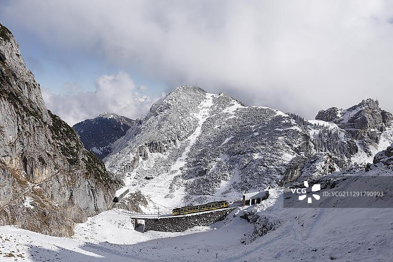 芒法尔山脉温德尔施泰因齿轨铁路和索因万德山景观图片素材