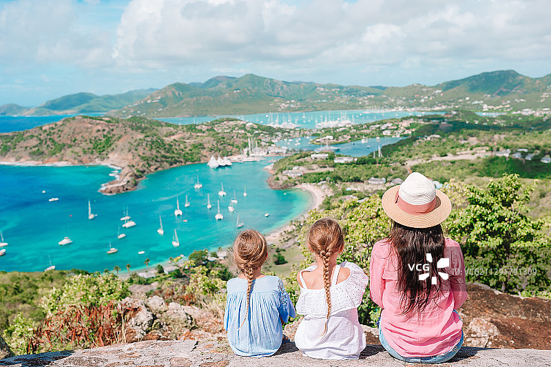 母亲和两个女儿在安提瓜和巴布达的英国海港欣赏海岸线图片素材