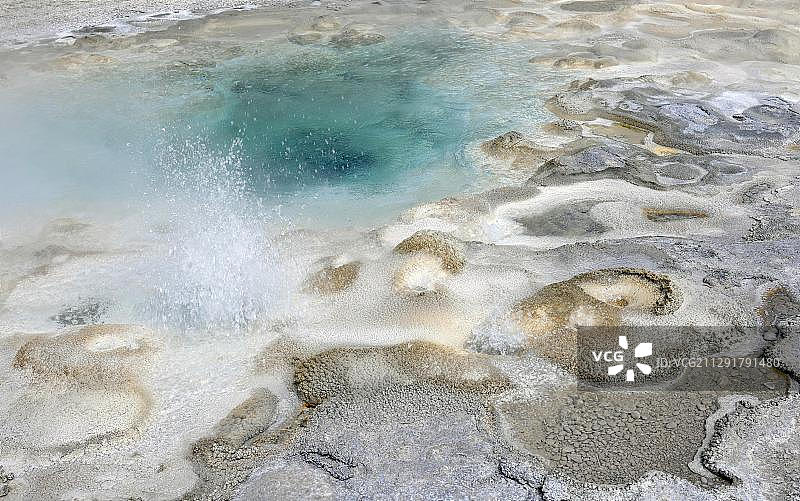 美国怀俄明州黄石国家公园间歇泉图片素材