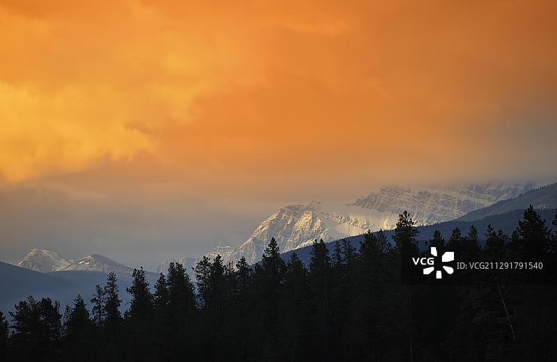 日出后从马琳峡谷望向罗布森山的景色，加拿大落基山脉，艾伯塔省，加拿大，北美图片素材
