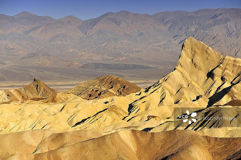 死亡谷国家公园 Zabriskie Point观景点,朝向Manly Beacon的矿物侵蚀岩石景观,背景是Panamint山脉,加利福尼亚州,美国图片素材