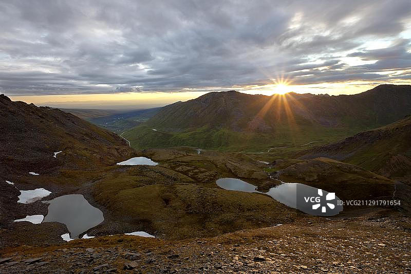 美国阿拉斯加塔尔基特纳山脉的彩虹雨后傍晚图片素材