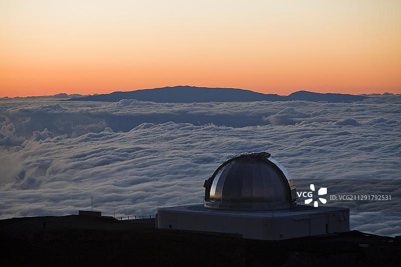 美国夏威夷毛纳基火山天文台红外望远镜设施，背景为茂宜岛哈莱阿卡拉火山图片素材