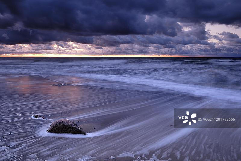 风暴期间吕根岛西海岸，梅克伦堡-西波美拉尼亚州，德国，欧洲图片素材