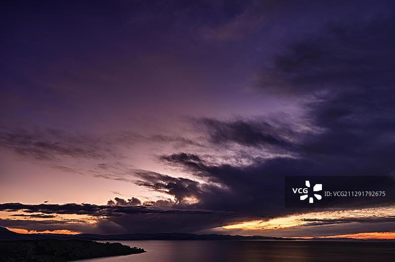 蓝色时刻的的的喀喀湖上空的雷云，玻利维亚科帕卡巴纳，南美洲图片素材