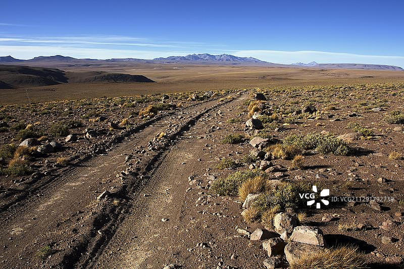 阿塔卡马沙漠的碎石路，玻利维亚图片素材
