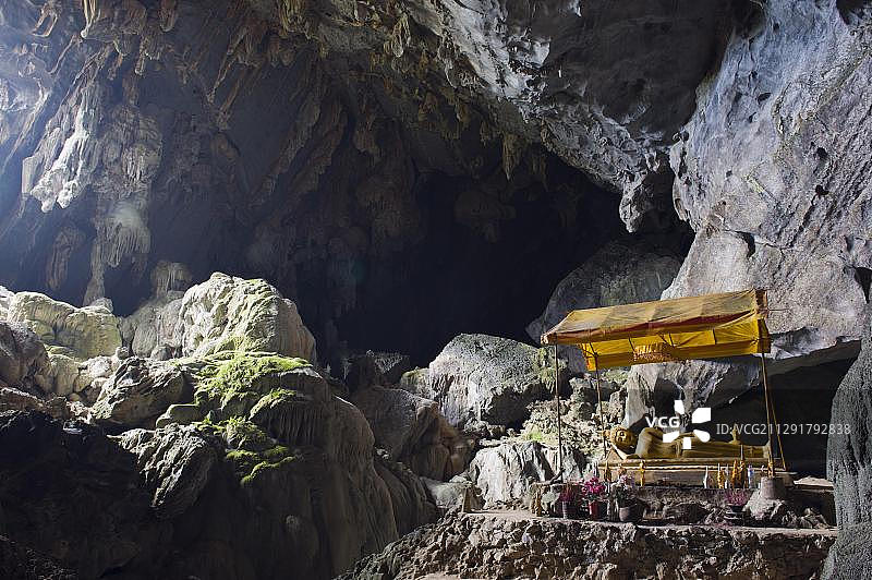 老挝万荣Tham Poukham石灰岩洞穴中的佛教神殿图片素材