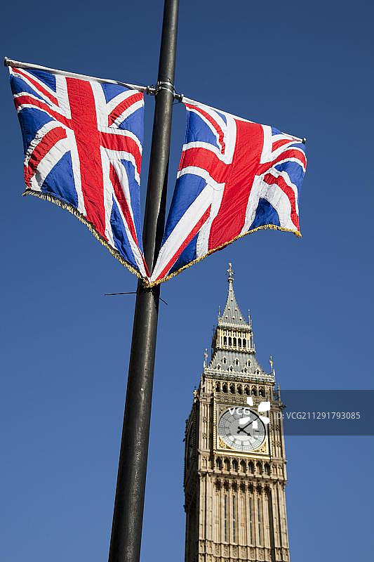伦敦大本钟前的英国国旗图片素材