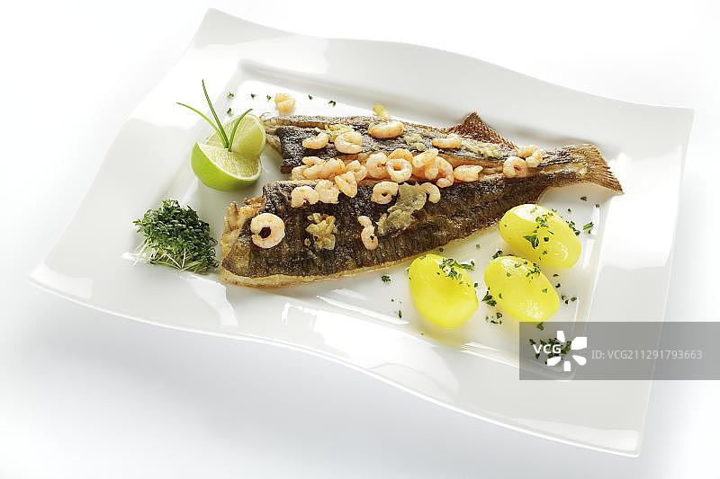 新鲜欧洲鲽鱼，比苏姆风格，配虾和煮土豆图片素材