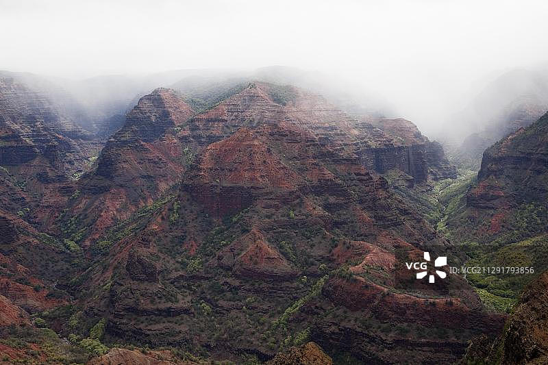 考艾岛怀梅阿峡谷的低垂云层，美国夏威夷图片素材