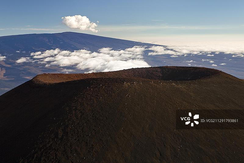 从海拔4205米的茂纳凯阿火山顶峰，越过附近的火山口，眺望地平线上的茂纳洛亚火山，茂纳凯阿火山，夏威夷，美国，北美图片素材