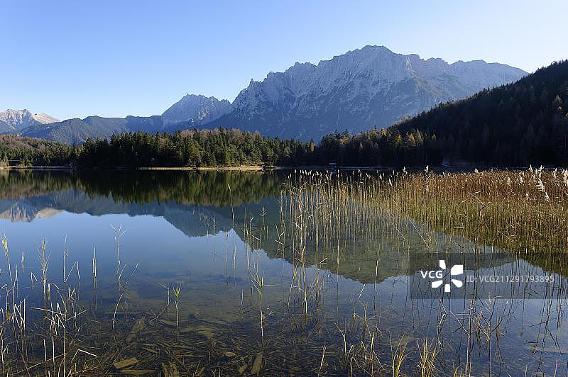 德国巴伐利亚劳特湖与卡文德尔山脉图片素材