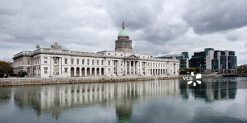 爱尔兰都柏林利菲河上的海关大楼，前海关大楼现为环境部图片素材