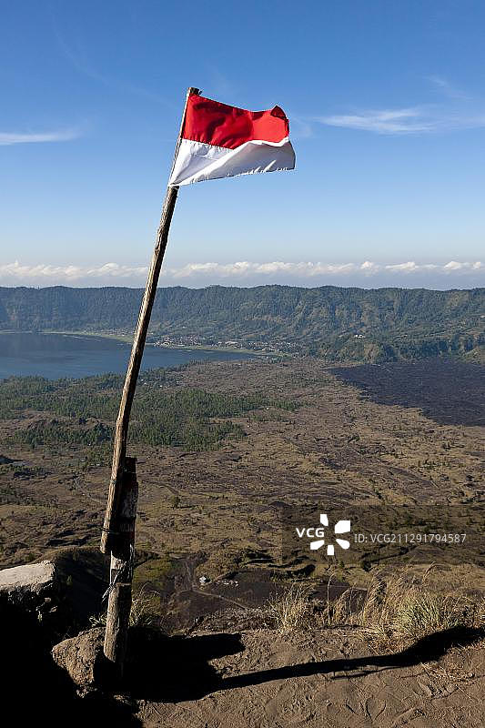 印尼国旗飘扬在巴厘岛巴图尔山上图片素材