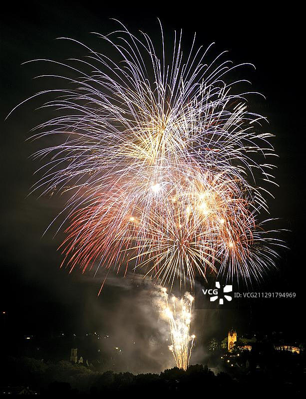 德国考夫博伊伦五钮塔夜空烟花图片素材