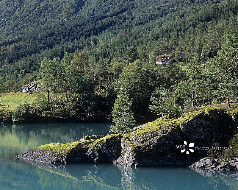 挪威松恩-菲尤拉讷郡奥尔登附近洛瓦特内特湖风景图片素材