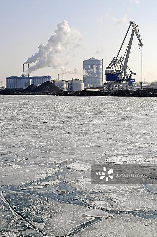 德国多特蒙德-埃姆斯运河冰冻港口景观图片素材