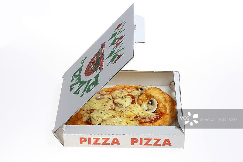 外卖披萨盒里的意大利辣香肠蘑菇朝鲜蓟披萨图片素材