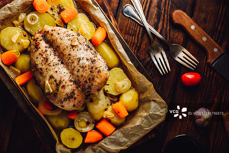 烤箱烤制调味鸡胸肉高角度视图图片素材