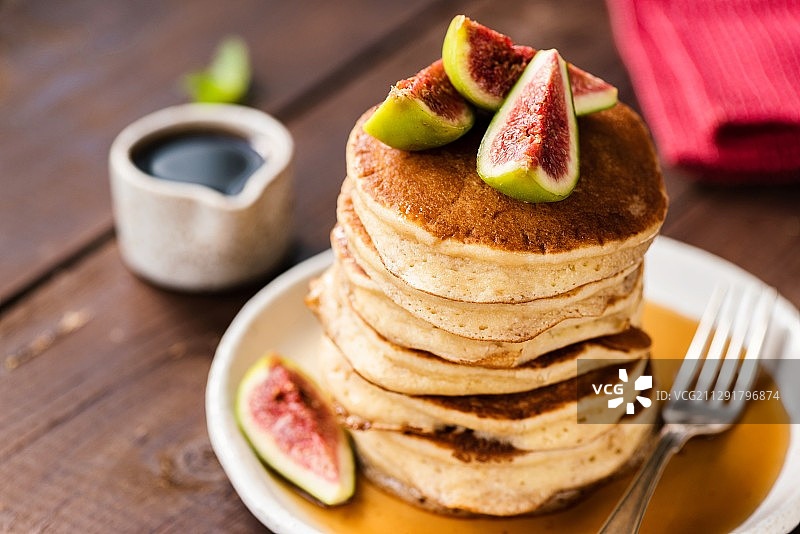 搭配无花果和枫糖浆的美式薄煎饼，莫斯科，俄罗斯图片素材