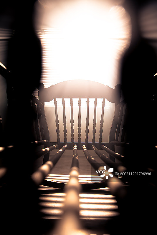 黑暗房间里婴儿床的剪影图片素材
