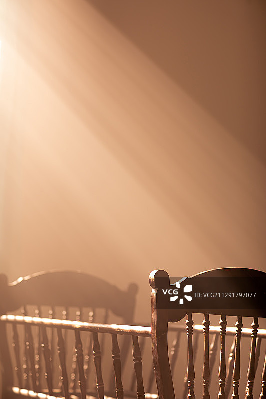 黑暗房间里婴儿床的剪影图片素材