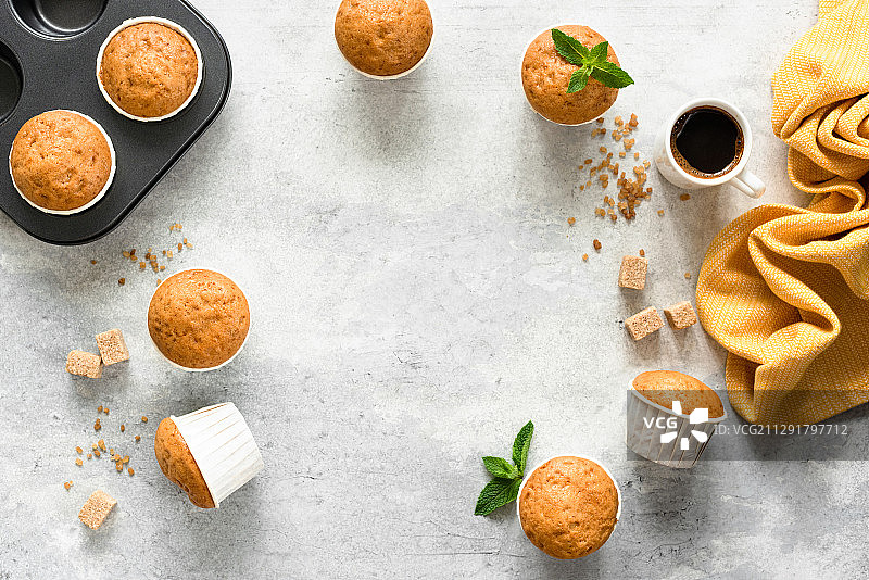 纸杯自制玛芬蛋糕，俄罗斯莫斯科图片素材