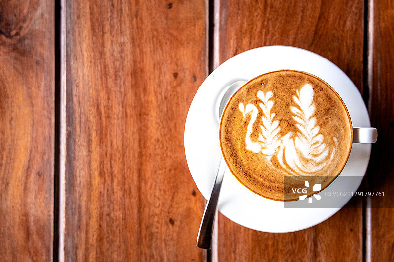 一杯卡布奇诺咖啡的顶部特写图片素材