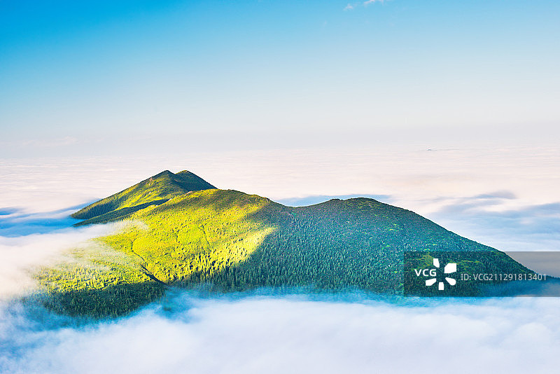 云雾缭绕的青山景观图片素材