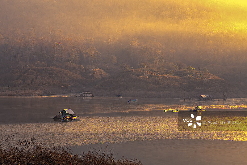 亚美尼亚卡里湖及群山环绕景观俯视图图片素材
