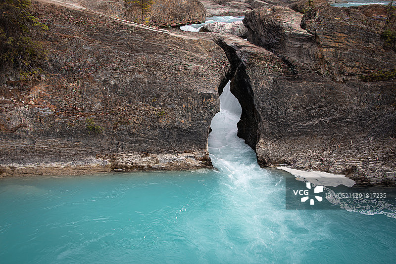 加拿大优鹤国家公园的壮观天然岩层桥图片素材